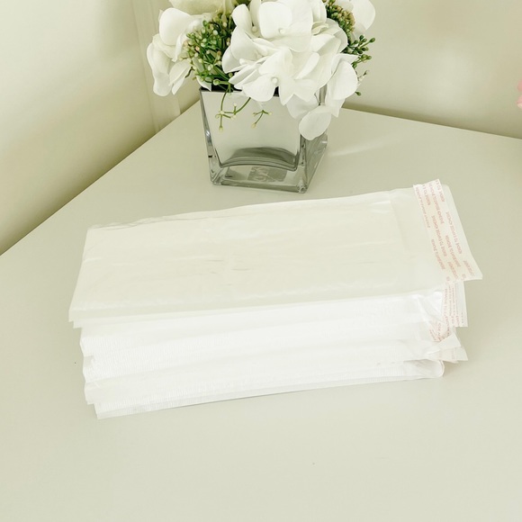 22PCS Waterproof Poly Bubble Mailer - Picture 1 of 4